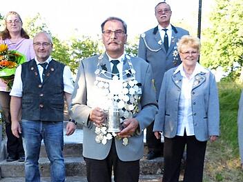 Schützenkönig Egon Barth (Mitte), geschmückt mit Königskette und Königskrug, mit (von links) Felix Kutnar, Regina und Mike Kramarczyk, Arnold Stäsche, Gisela Schneider und Vorsitzendem Oliver Kutnar