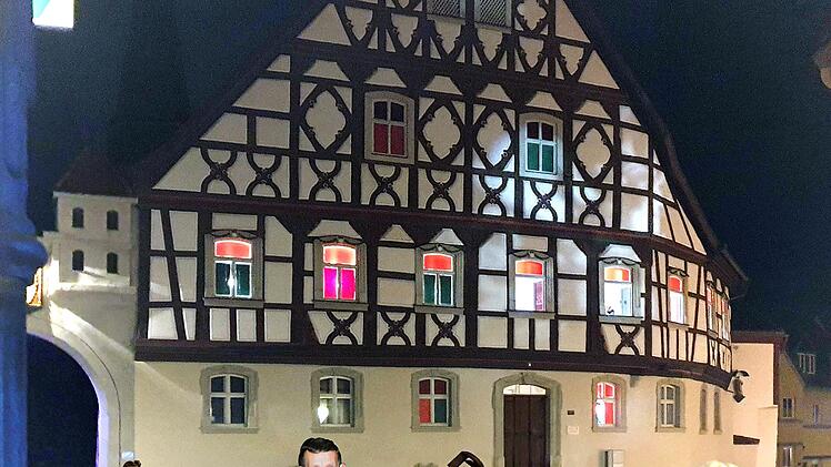 Das Heimatspielhaus wird auch dieses Jahr wieder zum überdimensionalen Adventskalender. In den einzelnen Fenstern wird Zug um Zug die Weihnachtsgeschichte dargestellt. Foto: Dieter Britz