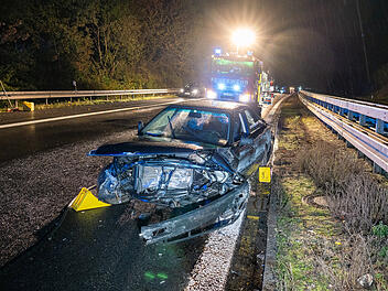 Auto kracht in Unfallstelle: zwei Personen schwer verletzt
