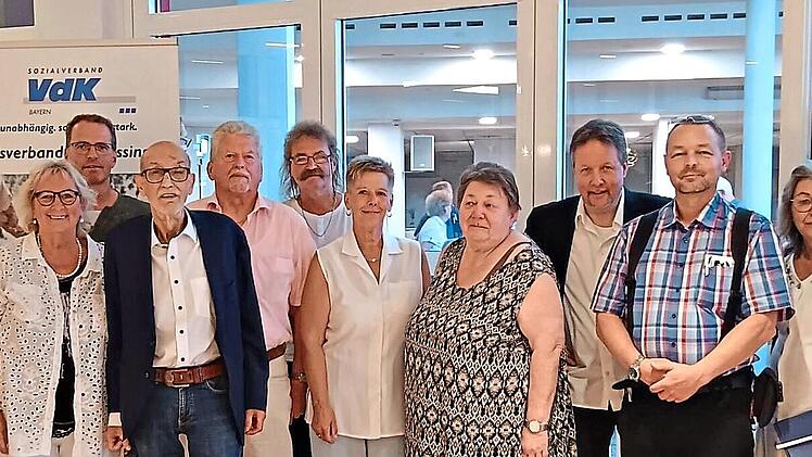 Neuer Vorstand (von links): Steve Metz, Sabine Bieber, Lorette Wei&szlig;, Peter Heusinger, Helmut Beck, Karl Klein, Andreas Lorenz, Beate Lorenz, Ursula Bieber, Thomas Menz, Johannes Wolf, Alice Wittmann, Carsten Vetter, Michael Gerlach.Silvia Nicklaus...