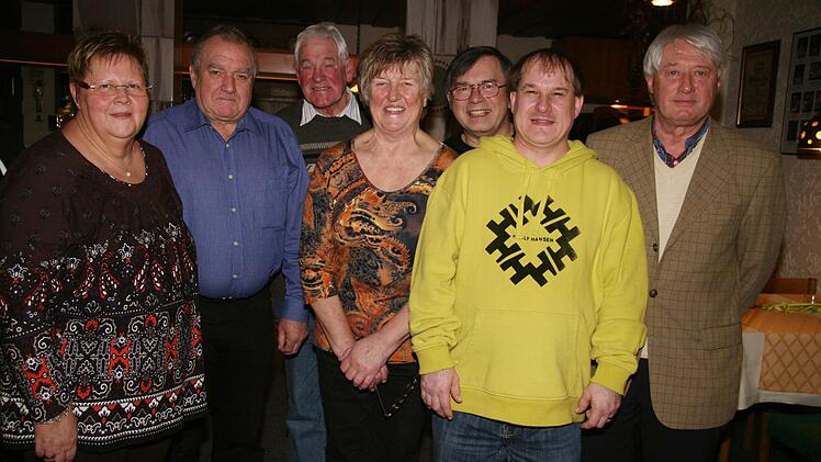 2 Seit vierzig Jahren bei den Naturfreunden bzw. beim Verein Natur & Freizeit Thurnau dabei: Adelheid Kern, Ralf Lepiarczyk, Horst Engel, Anita Lepiarczyk, Gerhard Buberl, Wolfgang Nagel und Helmut Wüst (von links nach rechts) Foto: Sonja Adam