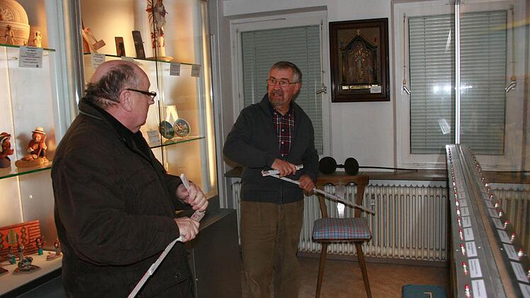 Zweiter Vorsitzender Werner Heilmann (links) und Vorsitzender Manfred Lukasch vermessen die größte Vitrine.  Foto: Andreas Brandl
