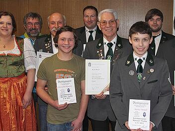 (V. l.): Gau-Schriftführerin Verena Koch gratulierte Walter Glück, Werner Gärtner, Christopher Kwasny, Marco Mergenthal, Kurt Kolb, Marius Meindl, Jens Hergenröther und Andreas Straub.