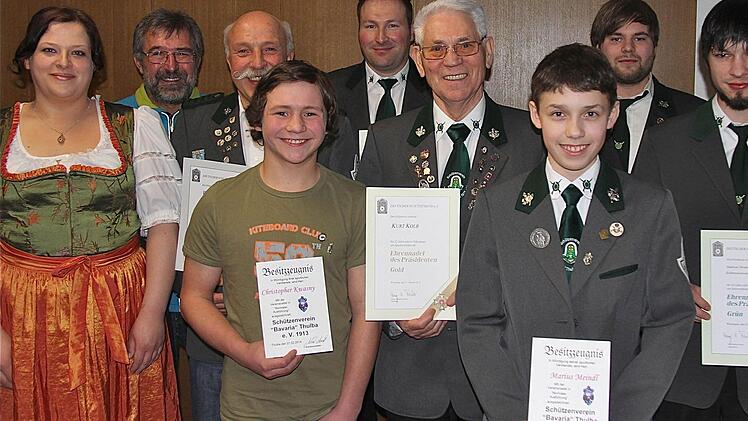 (V. l.): Gau-Schriftführerin Verena Koch gratulierte Walter Glück, Werner Gärtner, Christopher Kwasny, Marco Mergenthal, Kurt Kolb, Marius Meindl, Jens Hergenröther und Andreas Straub.