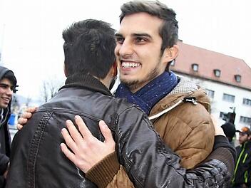 Sebastian Fick hatte sich die Aktion "Kulmbach wird umarmt" ausgedacht - und viele Jugendliche machten mit. Fotos: Archiv/Sonja Adam