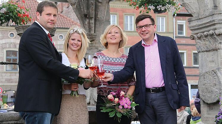 Weinbauvereinschef Stefan Ruppert, Weinprinzessin Antonia Müller, Saalestück-Projektmanagerin Franziska Bischof und Bürgermeister Armin Warmuth (v. l.).