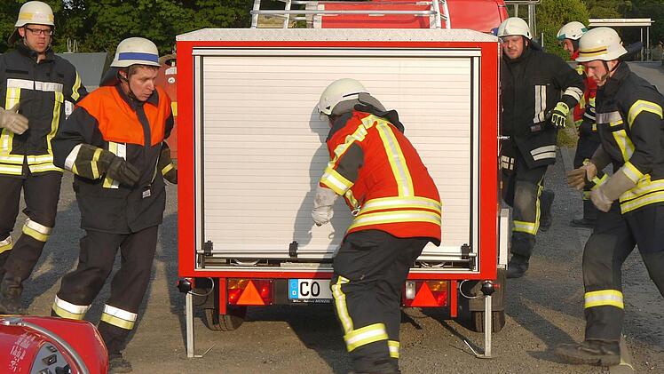 Die Dietersdorfer Feuerwehr bereitet sich auf die Leistungsprüfung vor. Foto: Berthold Köhler