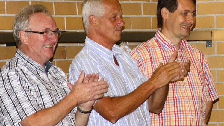 "Bravo!" Klaus Zahner, Schulleiter Michael Pfitzner und Bürgermeister Roland Wolfrum (von links) applaudieren den Kindern.