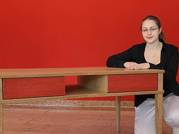 Vera Schick aus Ziegelanger fertigte als Meisterstück einen neuen Couchtisch für ihr Wohnzimmer an.