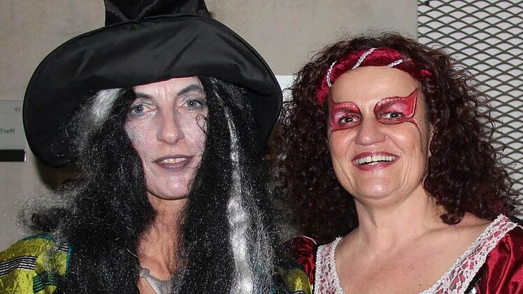 Impressionen von der Höchstadter Rosenmontagsparty. Foto: Johanna Blum