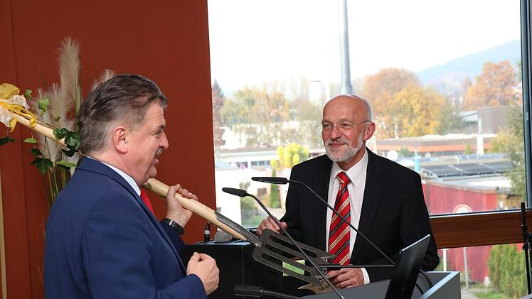 Landrat Söllner überreicht ein Spork-Gartengerät an Dieter Weiss.Jürgen Gärtner