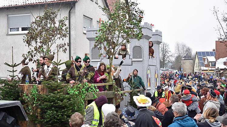 Gemäß ihrem Motto "Stessfalder im Scher-Woald-Forest" transportierten die Steinsfelder Vereine einen ganzen Wald auf ihrem Gefährt.Ulrike Langer