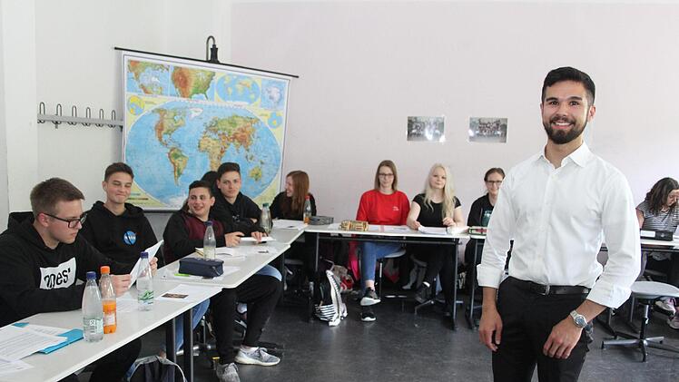 Martin Schunk studiert an der Universit&auml;t Bayreuth, er brachte eine Sitzung des UN-Sicherheitsrates ins Klassenzimmer am Markgraf-Georg-Friedrich-Gymnasium. Die Sch&uuml;ler schl&uuml;pften in die Rollen der Botschafter und Beobachter und merkten schnell, dass Politik komplex ist.