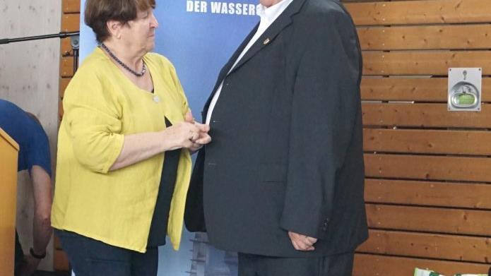 Erwin Schopper wird für 50 Jahre Singen im Chor von Emilie Meier geehrt.