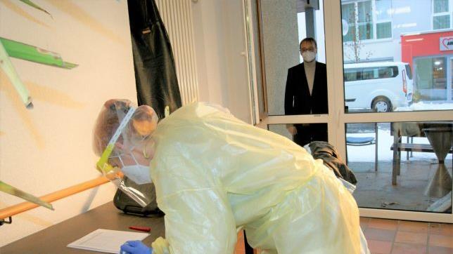 Warten aufs Ergebnis bei Bianca Russok: Auch der Leiter des Awo-Sozialzentrums Redwitz, Steffen Coburger, lässt sich regelmäßig auf das Coronavirus testen.Corinna Tübel
