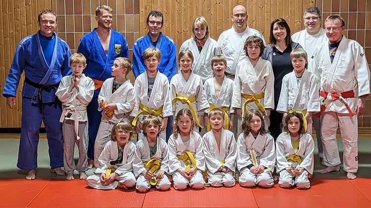 Die stolzen Gelbgurtträger mit Trainern und Prüfer