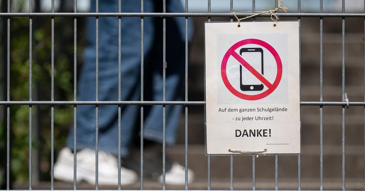 Studie-Mehrheit-fordert-strengere-Handy-Regeln-an-Schulen