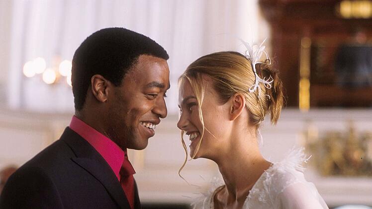 Gleich zu Beginn von "Tats&auml;chlich ... Liebe" gaben sich Peter (Chiwetel Ejiofor) und Juliet (Keira Knightley) das Jawort. Ein fr&uuml;hes Happy-End f&uuml;r das junge Paar, jedoch nicht f&uuml;r den Trauzeugen.