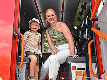 Ein unvergessliches Erlebnis f&uuml;r Luis Wagner: Er konnte die Faszination gro&szlig;er Fahrzeuge hautnah erleben und mit Mama Selina als Mitfahrer im Feuerwehrauto Platz nehmen.