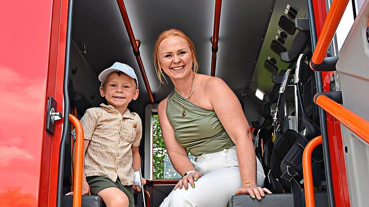 Ein unvergessliches Erlebnis f&uuml;r Luis Wagner: Er konnte die Faszination gro&szlig;er Fahrzeuge hautnah erleben und mit Mama Selina als Mitfahrer im Feuerwehrauto Platz nehmen.