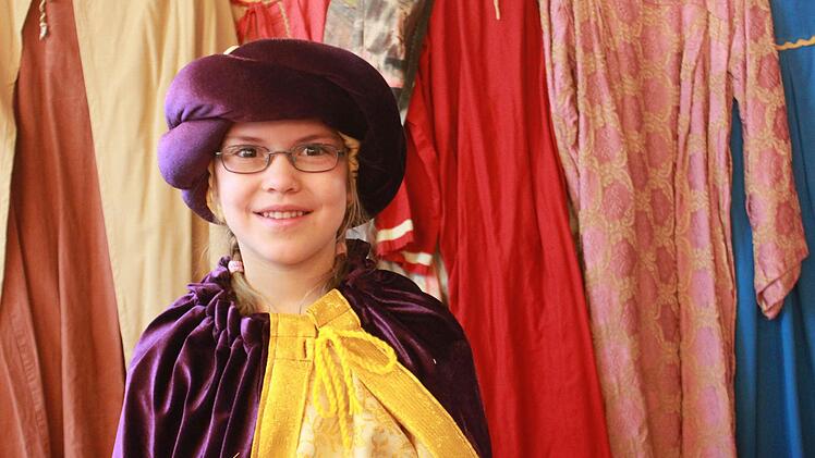 Teresa Schwägerl (7) probierte ihr Kostum gleich an - genäht von ihrer Mutter Martina Schwägerl. Fotos: Herteux