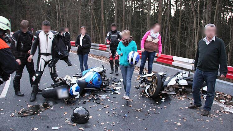 Viele Motorradfreunde waren sc hnell zur Stelle.