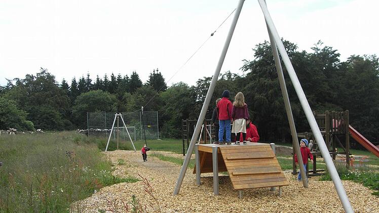 Der neue Spielplatz, der am Sonntag eröffnet wird, ist reichlich mit modernen Spielgeräten ausgestattet. Im Herbst wird es noch neue Bepflanzungen geben. Foto: Joachim Rübel