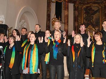 Der Gospelchor Rainbow aus Bayreuth begeisterte in der leider nur spärlich besetzten Stadtsteinacher Pfarrkirche. Foto: Sonja Adam