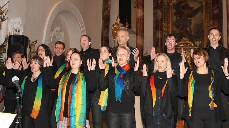 Der Gospelchor Rainbow aus Bayreuth begeisterte in der leider nur spärlich besetzten Stadtsteinacher Pfarrkirche. Foto: Sonja Adam
