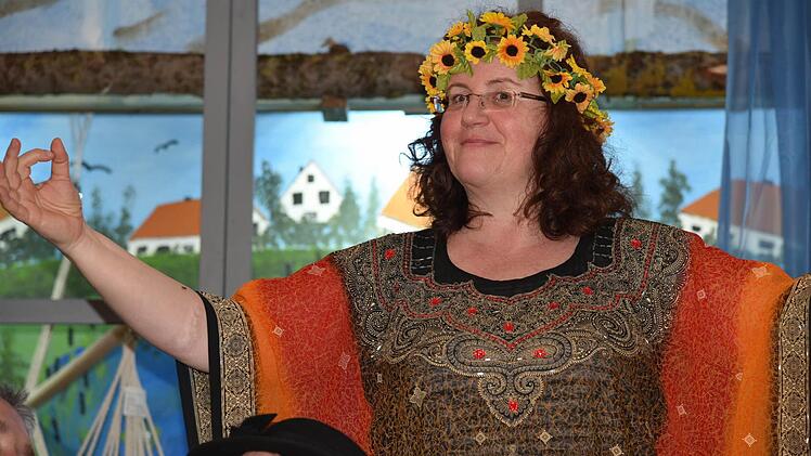 Martina Franz schlüpft in ein orientalisches Gewand und spielt die Esoterikerin Agatha Heiden. Foto: Gabi Arnold