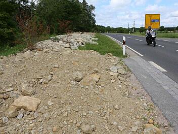 Das Foto zeigt die zugeschüttete Parkbucht auf der Würgauer Höhe. Die Stadt Scheßlitz will vermeiden, dass Biker zum Filmen halten oder immer wieder wenden, um den Berg mehrmals zu fahren. Foto: Barbara Herbst