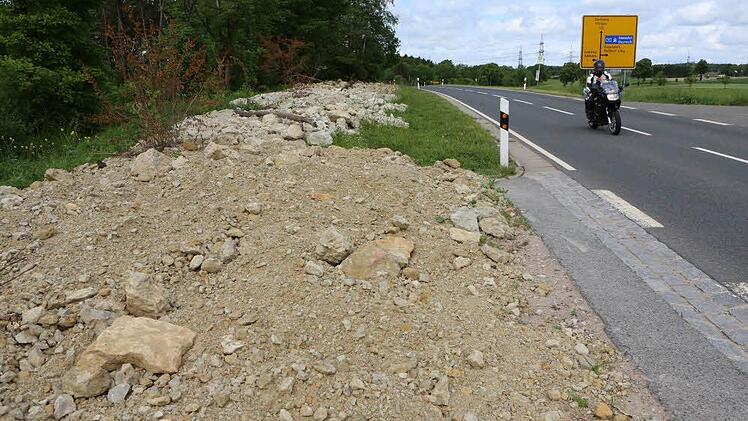 Das Foto zeigt die zugeschüttete Parkbucht auf der Würgauer Höhe. Die Stadt Scheßlitz will vermeiden, dass Biker zum Filmen halten oder immer wieder wenden, um den Berg mehrmals zu fahren. Foto: Barbara Herbst