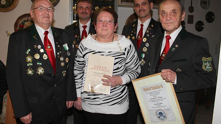 Der Ehrenvorsitzende Peter Knopf, Vorsitzender Harry Bauer (hinten links) und Schützenmeister Rudolf Fübringer (Zweiter von rechts) zeichneten Irmgard Knopf für 50 Jahre Treue zu den Kauernburger Schützen und Manfred Kluge für 40 Jahre Treue zum Verein aus. Kluge wurde zum Ehrenmitglied ernannt.