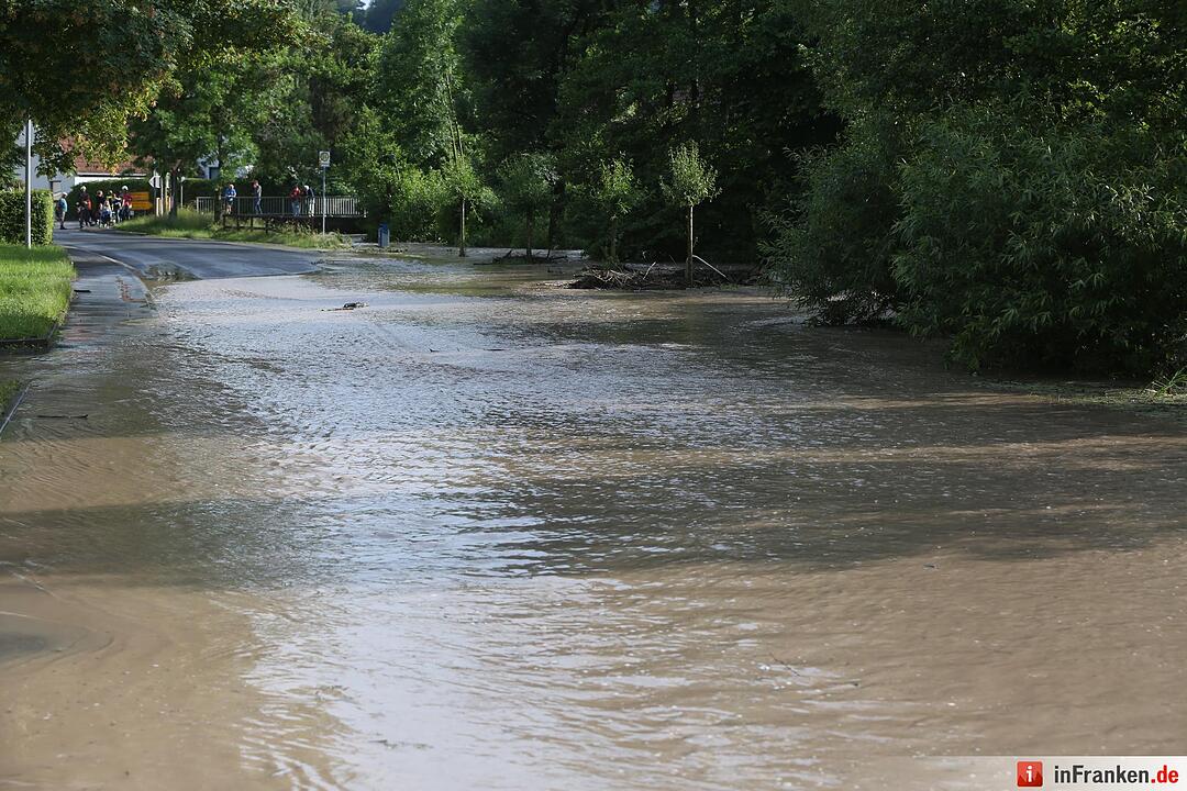Erneuter Starkregen setzt Ortschaften unter Wasser