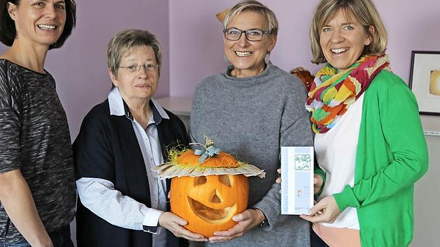 Yvonne Manz, Margaret Warth, Rosi Kraus und Christine Werner (v. l.) bei der Spendenübergabe  Foto: Franz Galster