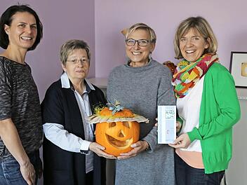 Yvonne Manz, Margaret Warth, Rosi Kraus und Christine Werner (v. l.) bei der Spendenübergabe  Foto: Franz Galster