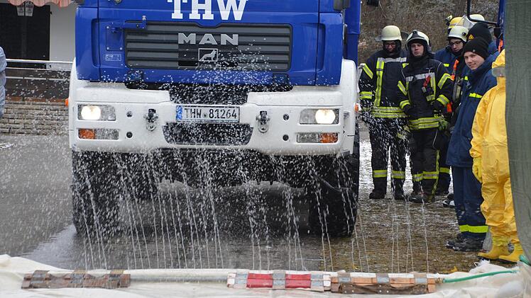 Von unten und von den Seiten sprüht Wasser gegen den Lkw. Foto: Peter Rauch