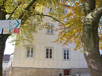Das Fachwerk tritt beim neuen Anstrich der Rathausfassade in den Hintergrund.Rainer Lutz