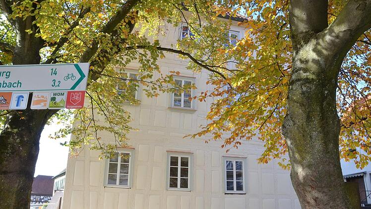 Das Fachwerk tritt beim neuen Anstrich der Rathausfassade in den Hintergrund.Rainer Lutz