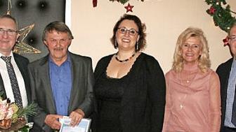 Die Ehrung (von links): 1. Vorsitzender Martin Hofmann, Roland Richter, BFV-Ehrenamtsbeauftragte Kathrin Bödelt, stellvertretende Vorsitzende Helga Leißner, 2. Bürgermeister Reinhard Zeiß Foto: Richard Sänger