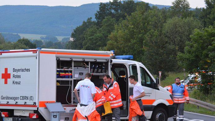 Ein Großaufgebot an Feuerwehr und Rettungsdienste war am Mittwochmorgen kurz nach 3.30 Uhr zwischen Wegfurt und Schönau im Einsatz. Dort war ein Gefahrgut-Lkw ins Schleudern geraten und der Anhänger umgekippt. Foto: Friedrich