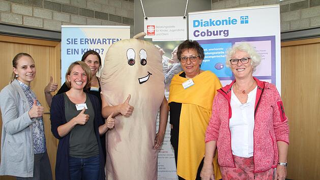 Ein Teilnehmer aus der Siegergruppe durfte in ein Peniskost&uuml;m schl&uuml;pfen: Mit auf dem Bild sind die Mitarbeiter der veranstaltenden Organisationen (von links), Laura Hornung, Jasmin Seiler, Britta Huse-D&uuml;rrast, Sabine Wegner und Tina Kosuch.