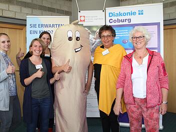 Ein Teilnehmer aus der Siegergruppe durfte in ein Peniskostüm schlüpfen: Mit auf dem Bild sind die Mitarbeiter der veranstaltenden Organisationen (von links), Laura Hornung, Jasmin Seiler, Britta Huse-Dürrast, Sabine Wegner und Tina Kosuch.