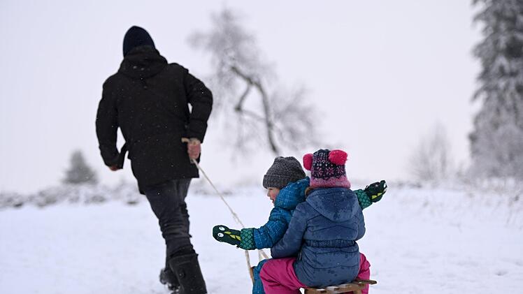 Viele Schlittenh&uuml;gel um N&uuml;rnberg garantieren Rodelspa&szlig; f&uuml;r die ganze Familie. Symbolfoto: Uwe Zucchi/dpa