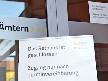 Die Tür ist verschlossen, Schilder weisen darauf hin.  Fotos: Bernhard Panzer