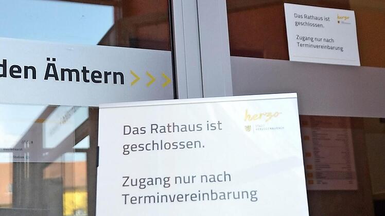 Die Tür ist verschlossen, Schilder weisen darauf hin.  Fotos: Bernhard Panzer