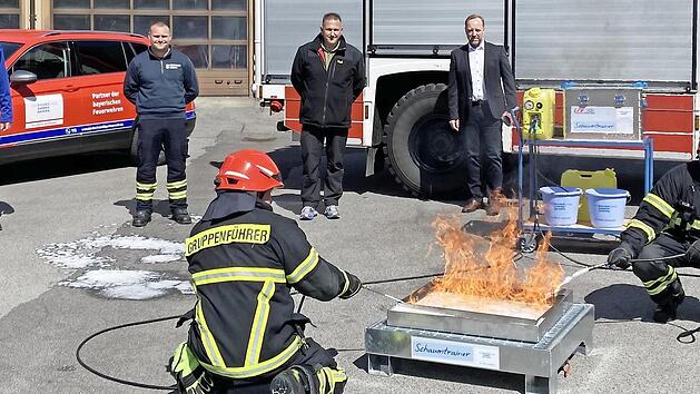 Florian Ramsl (VKB), Daniel Fritz, (Stadtbrandinspektor), Christian Dudda (Stadtbrandrat) und Olaf Paschold (VKB) (von links) beobachten Jürgen Seyffert und Matthias Geuss (von links, beide Feuerwehr Coburg) beim Üben mit dem Schaumtrainer.  Foto: Sebastian Sorge