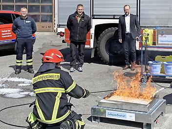Florian Ramsl (VKB), Daniel Fritz, (Stadtbrandinspektor), Christian Dudda (Stadtbrandrat) und Olaf Paschold (VKB) (von links) beobachten J&uuml;rgen Seyffert und Matthias Geuss (von links, beide Feuerwehr Coburg) beim &Uuml;ben mit dem Schaumtrainer.  Foto: Sebastian Sorge