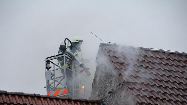 Über alle Öffnungen wurde das Feuer bekämpft.  Foto: Andreas Dorsch