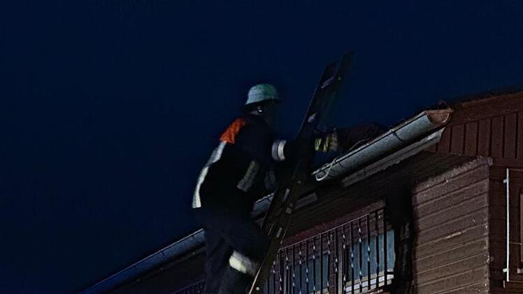 Rettung einer Person auf dem Dach.